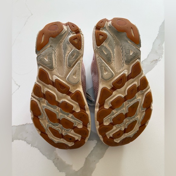 HOKA | Clifton 9 | Size 6B | Pink & Beige - Picture 3 of 10